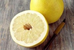 娱乐吃瓜酱剥柚子